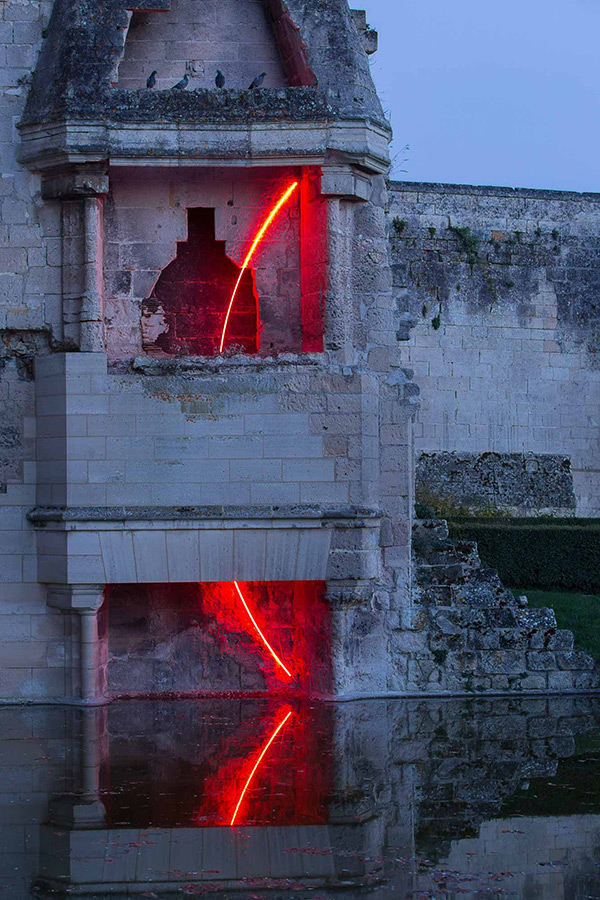 Ancienne cheminée : harmonie et minimaliste au Donjon de Vez