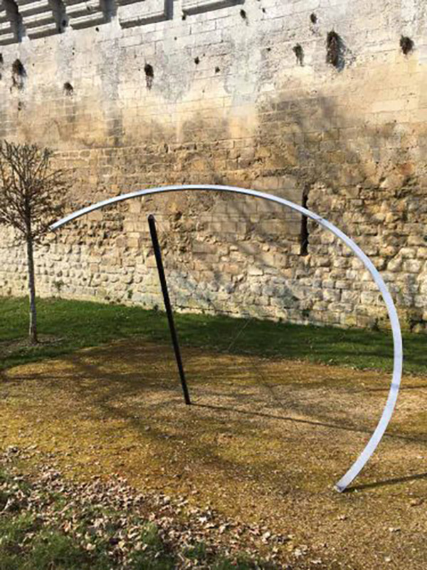 Arc Large : une sculpture où se mêlent lumière et espace