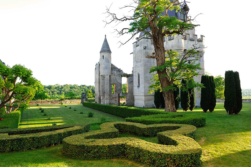 Jardin minimaliste : dialogue entre nature et histoire