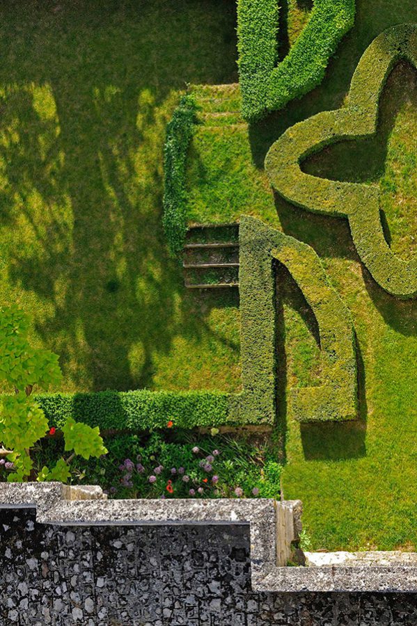 Jardin minimaliste : dialogue entre nature et histoire
