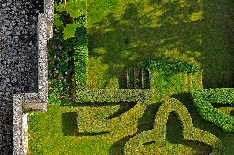 Jardin minimaliste : dialogue entre nature et histoire