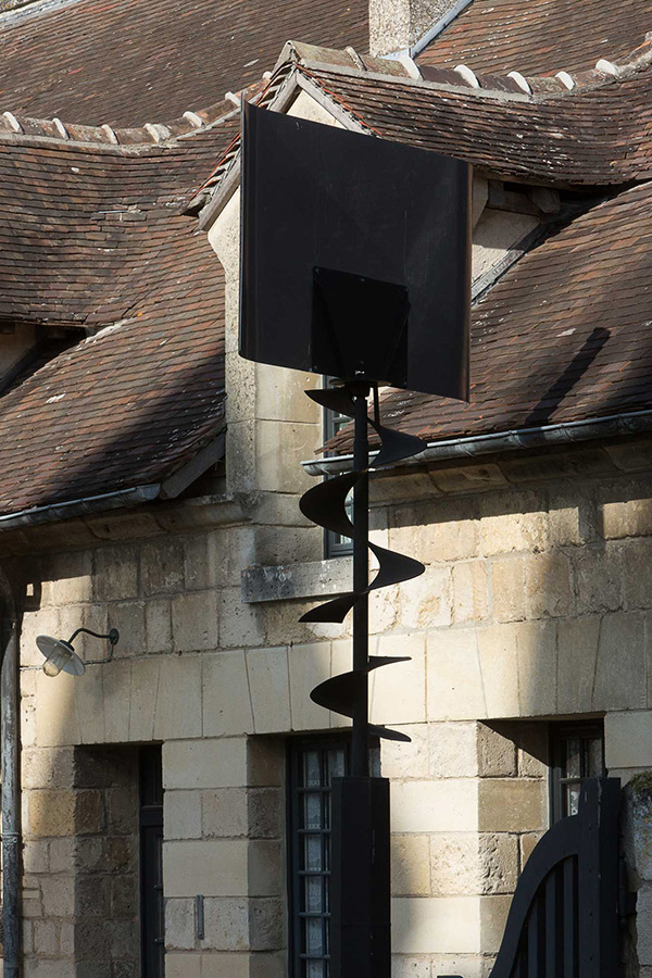 Éolienne : sculpture entre nature et futurisme
